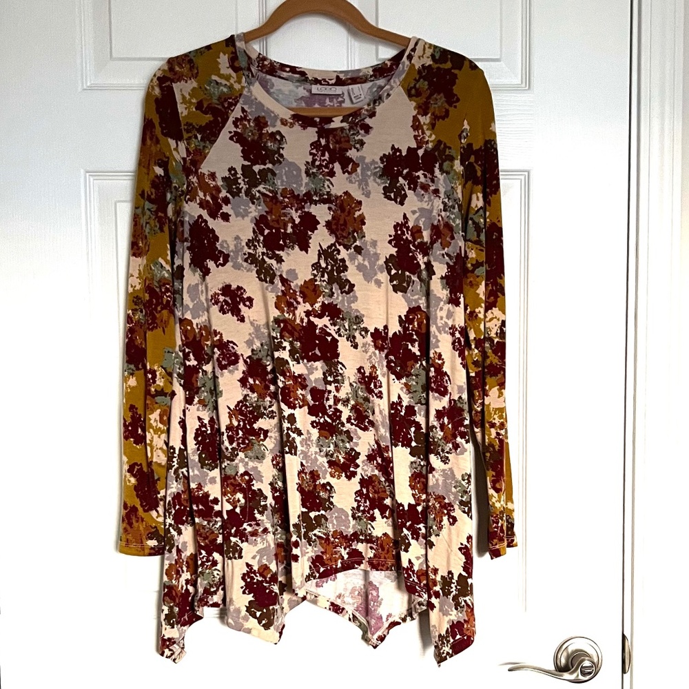 EUC - LOGO by Lori Goldstein Knit Long Sleeve Top w/Contrast Print